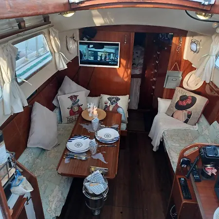 Botel : Nuit Insolite Superbe Voilier à Quai