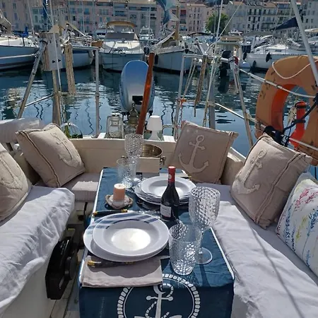 : Nuit Insolite Superbe Voilier A Quai